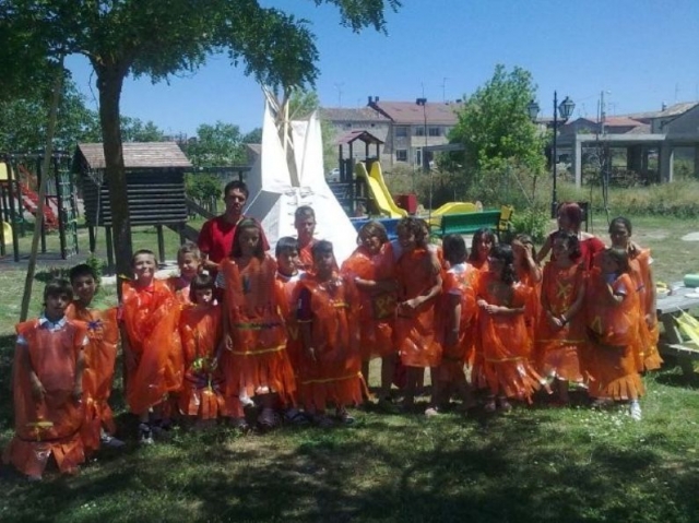 Indios con material reciclado